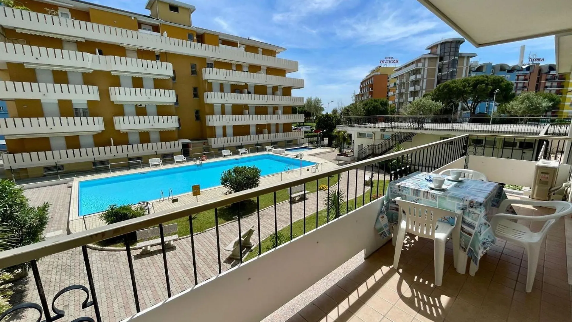 Contacts de Modern And Bright Apartment With Pool